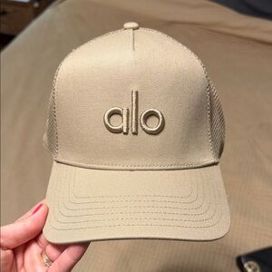 ALO Yoga Men’s Trucker Cap in Tan